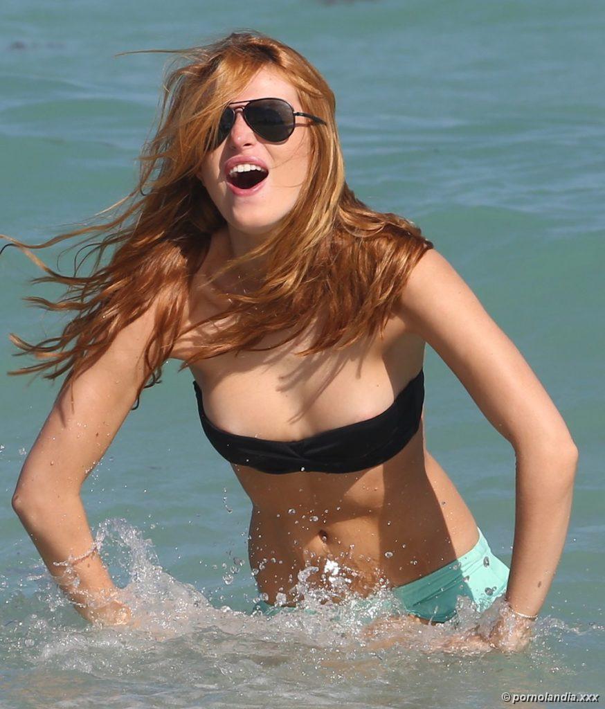 Bella Thorne mostrando os seios na praia