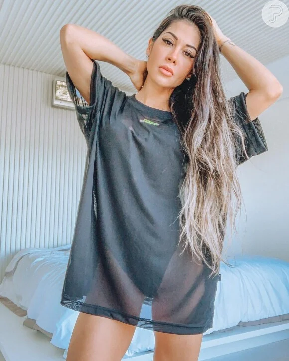 Mayra Cardi foto sensualizando